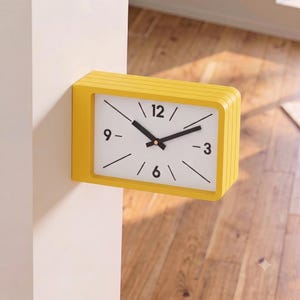 Dubbelsidig minimalistisk stationsklocka, mitten av århundradet hallklocka, modern kontorsinredning