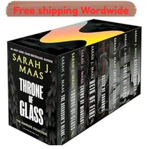 Puede incluir: Un conjunto de libros en caja titulado "Throne of Glass: The Complete Collection" de Sarah J. Maas. El conjunto incluye varios libros con lomos negros y texto blanco. La caja es negra con el nombre del autor y el título en letras blancas grandes.