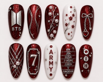 Kpop-geïnspireerde pers op nagels | Diep bordeauxrood nummer 7 nailart | Rood chroom concertnagels | Luxe op waaiers geïnspireerde glitternagels