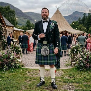 Conjunto tradicional de kilt para hombre de 11 piezas con chaqueta formal Prince Charlie, kilt de tartán MacKenzie de 8 yardas y sporran de cuero - Disponible en más de 30 tartanes.