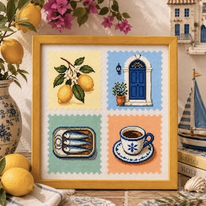 Pode incluir: Um bordado em ponto cruz emoldurado com quatro painéis quadrados: um ramo com dois limões amarelos, uma porta azul arqueada com uma planta em vaso, uma lata de três sardinhas e uma chávena de café branca com um padrão de floco de neve azul.