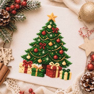 Può includere: Un ricamo a punto croce su tessuto bianco raffigurante un albero di Natale verde decorato con palline rosse e dorate, una stella gialla in cima e regali incartati alla base, circondato da rami di pino, pigne e decorazioni natalizie.