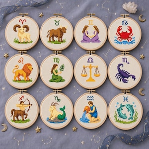 Könnte beinhalten: Zwölf runde Stickrahmen aus Holz mit Kreuzstichmotiven der Sternzeichen. Jeder Rahmen zeigt eine farbenfrohe gestickte Figur, die Widder, Stier, Zwillinge, Krebs, Löwe, Jungfrau, Waage, Skorpion, Schütze, Steinbock, Wassermann und Fische darstellt.