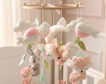 Giostrina per culla con cervo rosa + supporto in legno + carillon / Decorazione a tema bosco per cameretta da bambina