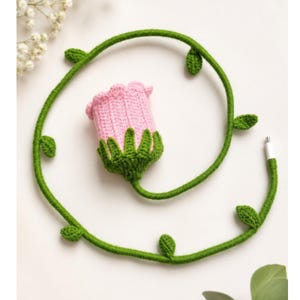 Capa de carregador de crochê com rosa rosa | Protetor de cabo USB artesanal com estampa de trepadeira