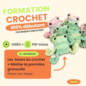 Peut inclure: Plusieurs jouets en forme de grenouille crochetés à la main, dans des tons de vert et de rose. L'image contient du texte indiquant "CROCHET" et "100% débutant", avec des tutoriels vidéo et PDF. Les grenouilles ont des yeux en bouton noirs.