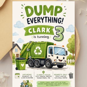 Op de afbeelding: Een verjaardagsuitnodiging met een groene vuilniswagen met een lachend gezicht, een groene afvalbak en de tekst DUMP EVERYTHING! CLARK is turning 3. De kaart bevat evenementdetails voor zaterdag 15 augustus, 14:00-17:00 uur, 123 Trash Drive.