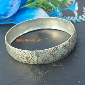 Pulseira de Prata de Lei 925 com Detalhe Floral | Bracelete Largo Gravado, Joia Artesanal Oxidada Feita à Mão, Joia Unissex