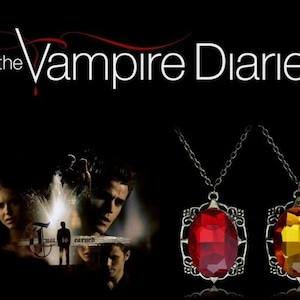 Puede incluir: Imagen con el logo de 'The Vampire Diaries' y dos collares. Uno tiene una gema roja, el otro una gema amarilla, engastadas en marcos plateados. El fondo es negro, con un collage de personajes de la serie.