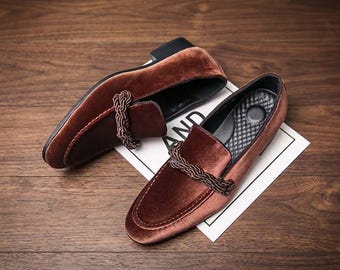 Mocasines de ante para hombre, zapatos de vestir sin cordones, calzado clásico británico para la oficina y ocasiones informales elegantes.