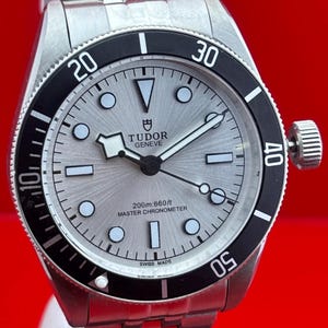 Relógio de pulso masculino vintage Tudor Black Bay 68 com movimento automático, mostrador prateado, caixa e pulseira em aço inoxidável, bisel giratório preto.