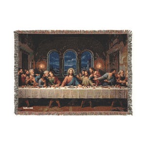 Könnte beinhalten: Eine rechteckige Webdecke mit einer detaillierten Wandteppich-Reproduktion des Abendmahls. Die Szene zeigt dreizehn Figuren, die an einem langen Tisch mit weißem Tischtuch sitzen. Der Text Matthew 14:22 ist in der unteren linken Ecke aufgedruckt.