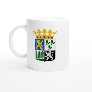 Può includere: Tazza in ceramica bianca con stemma araldico con corona dorata. Lo stemma comprende un leone dorato su sfondo blu, foglie verdi, grano verde e un leone argentato su sfondo nero.