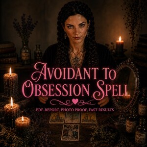 Può includere: Un'immagine con una donna dai capelli scuri e gioielli, con il testo rosa "AVOIDANT TO OBSESSION SPELL". Carte dei tarocchi, candele e piccole bottiglie di olio sul tavolo. È visibile anche il testo "PDF-REPORT, PHOTO PROOF, FAST RESULTS".