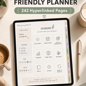 Könnte beinhalten: Digitaler, ADHD-freundlicher Planer auf einem Tablet mit 242 Hyperlink-Seiten. Der Bildschirm zeigt ein Dashboard mit Abschnitten für die tägliche und wöchentliche Planung, Fokus, Tracker und Wellness. Enthält einen Stift, eine Tasse Kaffee und einen gemütlichen Pullover.