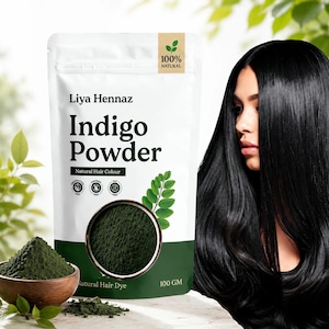 Op de afbeelding: Een witte zak Liya Hennaz Indigo Powder, een natuurlijke haarkleur, met een kom met donkergroen poeder en een vrouw met lang, zwart haar. De zak heeft de tekst "Indigo Powder" en "100% Natural".
