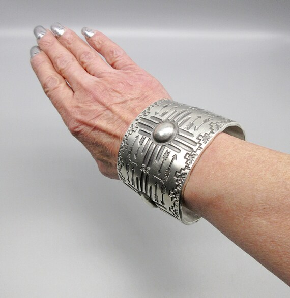 Best 7-1/2' Wrist Native American Navajo Space Kachina Sterling Silver Bracelet Cuff Best 7-1/2' Wrist Native American Navajo Space Kachina Sterling Silver Bracelet Cuff