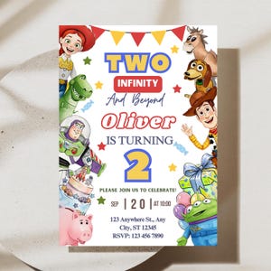 Può includere: Un biglietto d'invito per compleanno con personaggi dei cartoni animati tra cui una cowgirl, un dinosauro, un ranger spaziale, un cavallo, un cane, un cowboy e un alieno. Il testo recita: TWO INFINITY And Beyond Oliver IS TURNING 2. Include dettagli della festa.