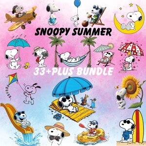 Op de afbeelding: Een digitale collectie Snoopy-illustraties met zomerthema's zoals strandactiviteiten, zwemmen en vliegen, met de tekst SNOOPY SUMMER 33+PLUS BUNDLE in zwart-wit tegen een roze en blauwe aquarelachtergrond.