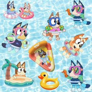 Op de afbeelding: Een verzameling Bluey-personages in een zwembadomgeving, met Bluey en Bingo in zwemkleding, met duikbrillen en zwembanden. Inclusief een opblaasbaar pizzastuk, een gele badeend en een zwemband met een palmboom op een blauwe achtergrond.
