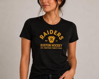 Boston Raiders Hockey PNG / Diseño de logotipo deportivo / Hockey universitario / Merchandising de rivalidad intensa / PSD editable y PNG transparente / Camiseta de Ilya Rozanov