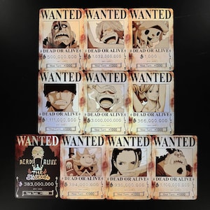 Op de afbeelding: Een verzameling van tien rechthoekige ruilkaarten met gezochte posters van One Piece-personages. Elke kaart toont het woord WANTED, een portret, de tekst DEAD OR ALIVE, een premiebedrag en een Your Turn +1000-label in sepia-tinten.