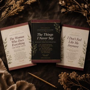 Op de afbeelding: Drie hardcover dagboeken met crèmekleurige en zwarte covers voorzien van botanische illustraties en tekst. Het linker dagboek is getiteld The Woman Who Does Everything, het middelste The Things I Never Say en het rechter I Don't Feel Like Me Anymore.