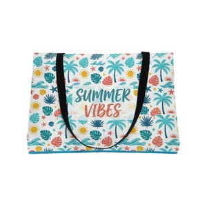 Può includere: Una borsa tote bianca con manici neri caratterizzata da un motivo ripetuto di palme color ottanio, soli gialli, onde blu, stelle marine arancioni e foglie tropicali. Al centro è riportata la scritta SUMMER VIBES in corsivo color ottanio e arancione.