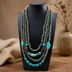 Puede incluir: Un collar de múltiples hilos que presenta una alternancia de cuentas de madera de color marrón claro y cuentas redondas de color azul turquesa brillante. El diseño incluye piedras turquesas irregulares y cuentas ovaladas de color marrón oscuro.