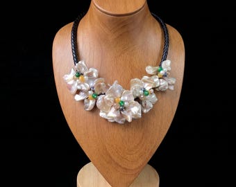 Collar de flor de concha negra: collar floral de cuentas envuelto en alambre hecho a mano para mujer.