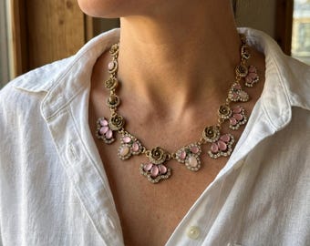 Collar victoriano con estampado floral: gargantilla vintage de flores con diamantes de imitación, resina rosa y ojo de tigre.