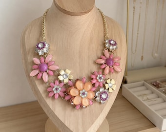 Collana vistosa con fiori pastello: bavaglino floreale in acrilico colorato