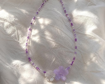 Collar con cuentas de flores - Gargantilla color morado pastel con dijes de flores talladas