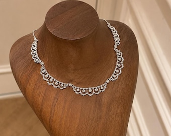Gargantilla de encaje festoneado: collar ondulado con circonitas cúbicas brillantes, joyería nupcial bañada en plata.