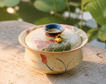 Gaiwan de porcelana con diseño de loto y carpa koi pintado a mano: Taza de té tradicional china con detalles dorados / Colección de porcelana fina