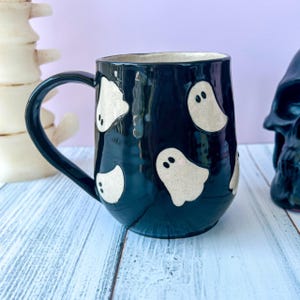 Czarny ceramiczny kubek z duchem, jesienny prezent dla niej, retro kubek jesienny, prezent na Halloween, upiorny kubek ręcznie robiony, urocze kubki jesienne, kubek z duchem