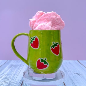 Grüne Erdbeer-Keramik-Tasse, Beeren-Tasse handgefertigt, Gärtner-Geschenkidee, Erdbeer-Liebhaber, Beeren-Tasse für Mama, Geschenk für Frau, Erdbeer-Tasse