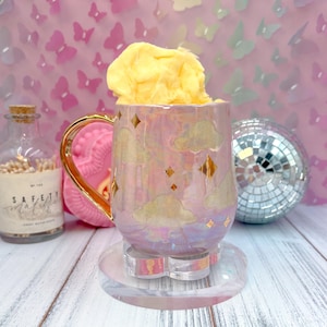 Pode incluir: Um conjunto de três canecas de cerâmica com acabamento fosco e salpicado. As canecas são em tons de creme, cinza claro e cinza escuro. Cada caneca tem um design simples e minimalista.