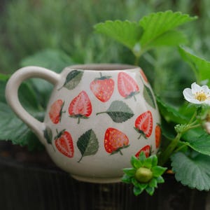 Tazza in ceramica da 350 ml con fragole, regalo per gli amanti delle fragole, regalo per giardiniere, tazza in stile cottagecore, decorazione con fragole, graziosa tazza in ceramica