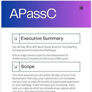 Può includere: Immagine digitale con il testo "APassC" in bianco su uno sfondo sfumato viola e blu. Sotto, un riquadro bianco indica "Executive Summary", seguito da testo descrittivo su un libro di studio per l'edilizia.