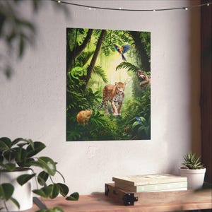 Puede incluir: Un vibrante póster de escena de la jungla con un leopardo, un perezoso, un loro y otros animales en medio de un exuberante follaje verde. La obra de arte presenta una ilustración detallada de un entorno de selva tropical.