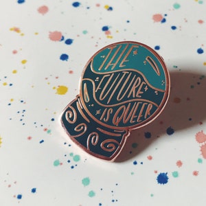 Die Zukunft ist Queer Emaille Pin | Queer Cloissone Pin | Pins für Freunde | Queer Magic Pin | Lgbtq Stolz Flair | Kristallkugel