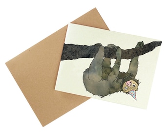 Puede incluir: Una tarjeta de cumpleaños con un perezoso de dibujos animados que lleva un gorro de fiesta y cuelga boca abajo de una rama de árbol.