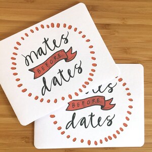 Puede incluir: Dos tarjetas blancas con un círculo de puntos rojos alrededor del texto "mates before dates". El texto está en negro con una pancarta de cinta roja.