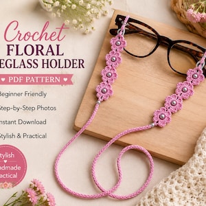 Puede incluir: Un cordón para gafas de ganchillo rosa con una serie de pequeñas flores con cuentas centrales, sujeto a unas gafas de montura oscura. La imagen incluye el texto: Crochet FLORAL EYEGLASS HOLDER PDF PATTERN, Beginner Friendly, Step-by-Step Photos.