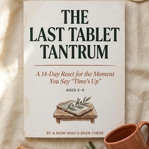 Op de afbeelding: Een boek getiteld "The Last Tablet Tantrum" met de ondertitel "A 14-Day Reset for the Moment You Say 'Time's Up'" en voor de leeftijd 2-6. De cover toont een tablet-illustratie. Een bruine mok, een houten blok en een salietak zijn ook aanwezig.