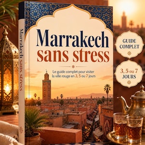 Peut inclure: Un guide de voyage intitulé "Marrakech sans stress" avec un paysage urbain de Marrakech au coucher du soleil. La couverture présente un design bleu et or avec le titre en grandes lettres. Le livre est accompagné de verres à thé et d'une théière.