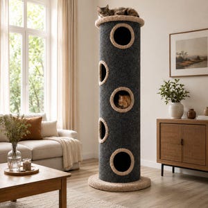 Puede incluir: Una torre para gatos alta y cilíndrica cubierta de tela texturizada gris oscuro con cinco aberturas circulares bordeadas de material de felpa beige. La estructura cuenta con una base circular y una plataforma superior, ambas acabadas en felpa beige.