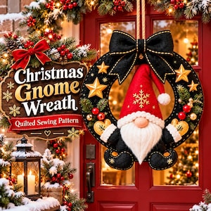 Pode incluir: Uma guirlanda de feltro preto com um gnomo vermelho central de barba branca, estrelas douradas e um grande laço preto. Uma placa à esquerda diz Christmas Gnome Wreath Quilted Sewing Pattern, decorada com bagas vermelhas numa porta vermelha.