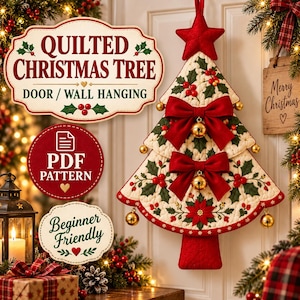 Könnte beinhalten: Ein gesteppter Weihnachtsbaum als Tür- oder Wandbehang aus cremefarbenem Stoff mit grünen Stechpalmenblättern, roten Beeren und einem roten Weihnachtsstern. Der Baum ist mit zwei großen roten Schleifen, goldenen Glöckchen und einem roten Stern verziert.